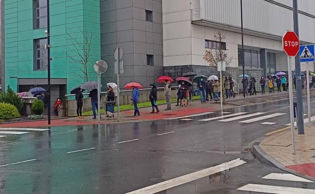 Una hora de espera para hacerse el test de saliva en el Hospital de Urduliz