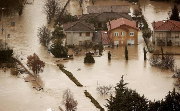 El desborde de los ríos arrasa Pamplona y su comarca y causa una víctima mortal