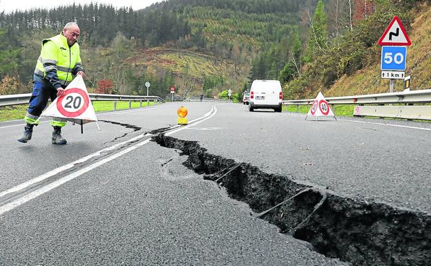 Bizkaia sale marcada de los golpes de agua