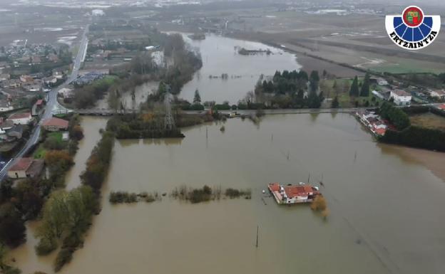 Vitoria soporta la mayor crecida del Zadorra desde 2003 tras 21 días de lluvias «inusuales»