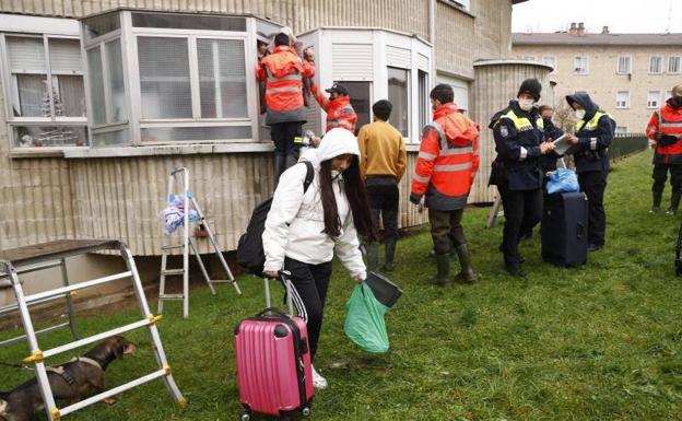 «Susto enorme» en el desalojo de dos bloques de Abetxuko, que eleva la cifra de evacuados a 51