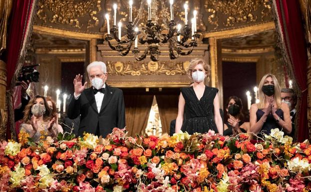 Sergio Mattarella, con la figlia Laura, ha apprezzato il grande applauso riservato dal pubblico alla Scala di Milano lo scorso martedì sera.