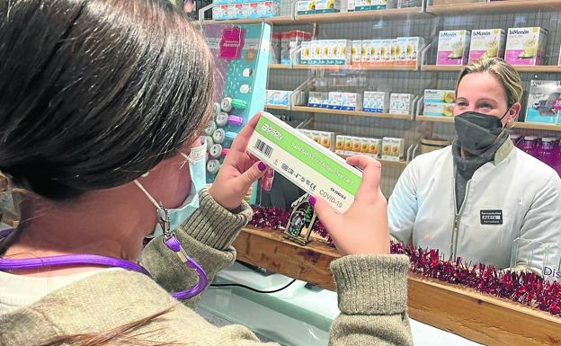 La 'prenavidad' dispara las ventas de los tests de antígenos en farmacias