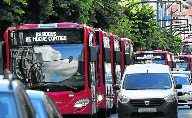 El trasvase del transporte público al coche, «un drama» que se consolida