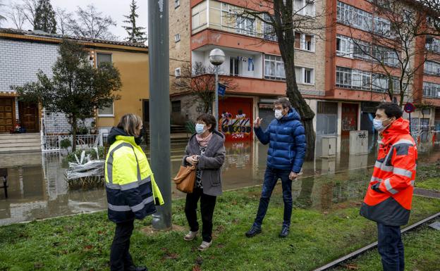 Urtaran dice que «habrá que analizar» por qué se ha inundado la calle La Presa en Abetxuko
