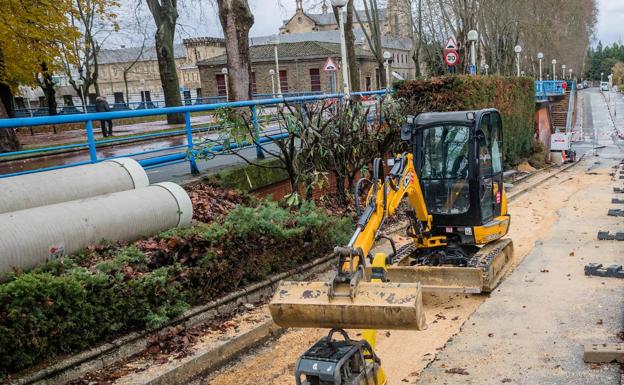 Roba una excavadora de la obra en el túnel de San Antonio para volver a casa tras una noche de fiesta