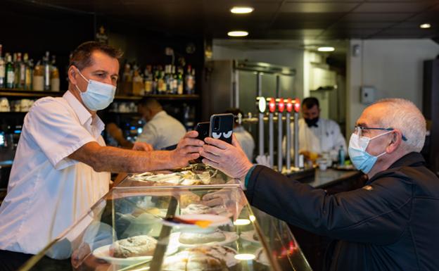 ¿Debo presentar el pasaporte covid en una terraza? ¿Y en un centro comercial?