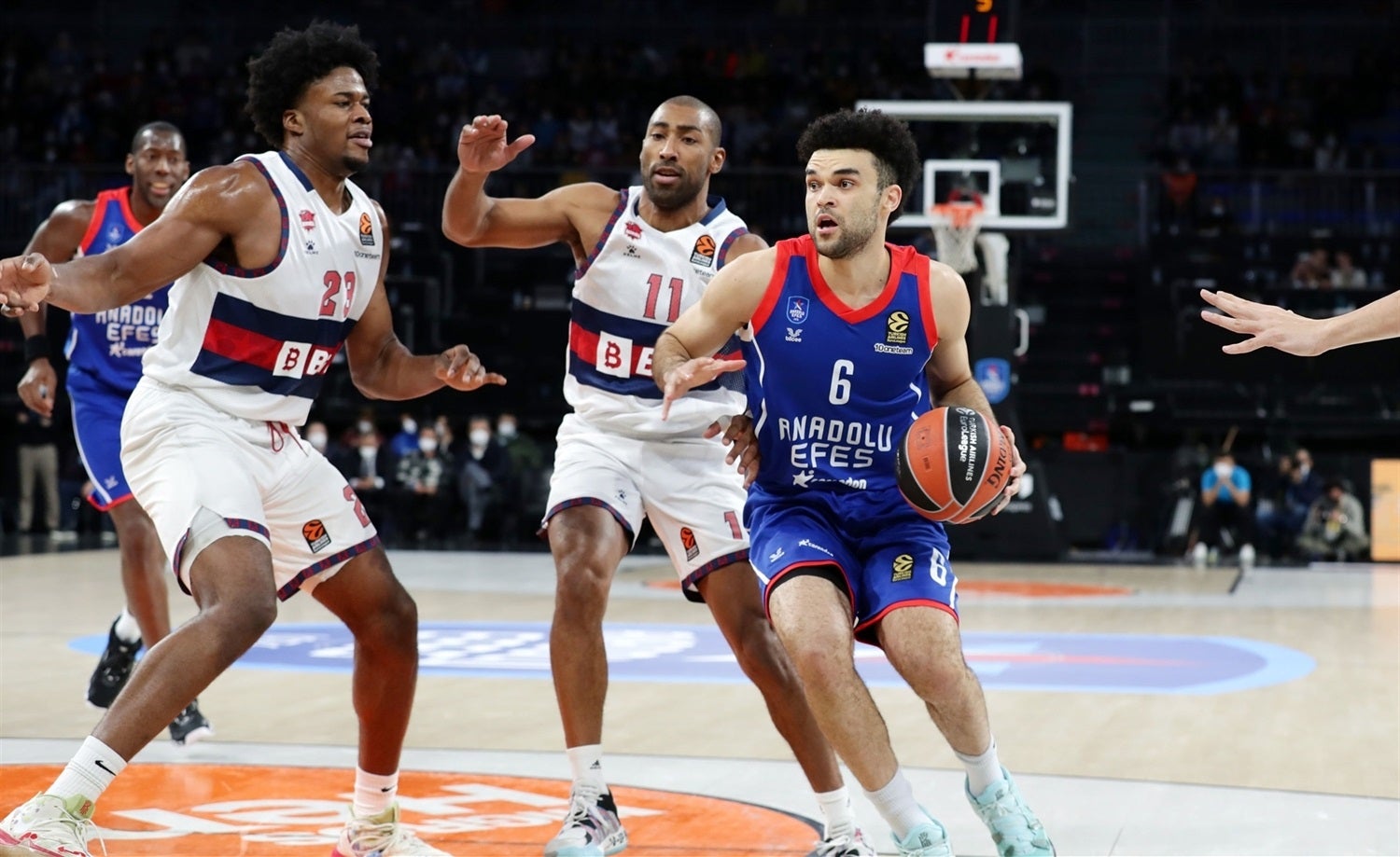 El uno a uno del Anadolu Efes - Baskonia: preocupación por el hombro de Granger