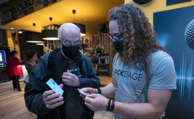 Los hosteleros alaveses reciben con dudas y escepticismo la implantación del pasaporte covid