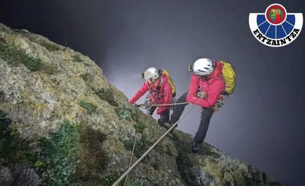 Rescatados los dos escaladores enriscados en el cabo Ogoño