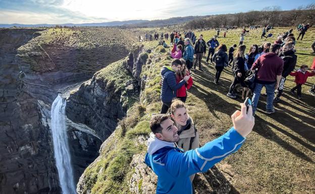 Enorme afluencia al salto del Nervión