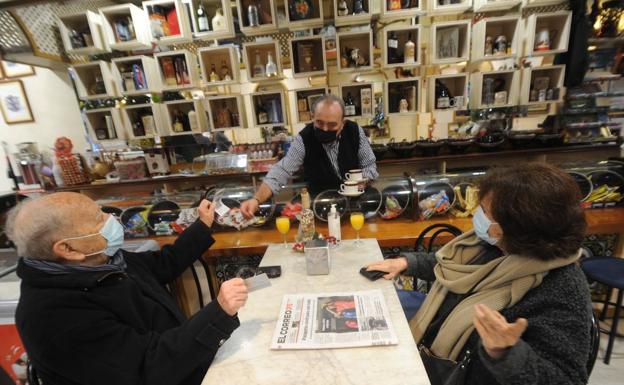 Los vitorianos viven con desconcierto su primer día de pasaporte covid para casi todo