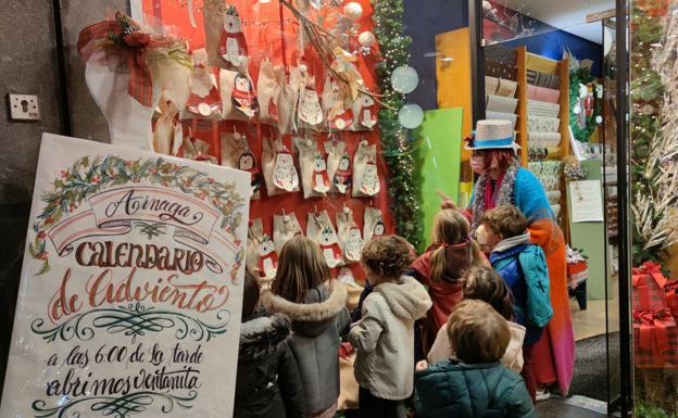 Una tienda de Bilbao reparte regalos a los niños en un peculiar calendario de Adviento