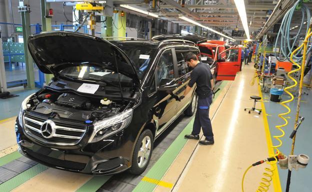 La escasez de piezas en la planta de Mercedes Vitoria continuará al menos hasta el verano