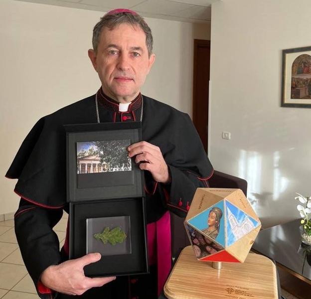 El obispo de Bilbao solicita al Papa plantar un retoño del Árbol de Gernika en los Jardines Vaticanos