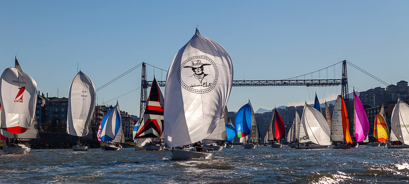 La magia de la Regata del Gallo vuelve al Puente Colgante