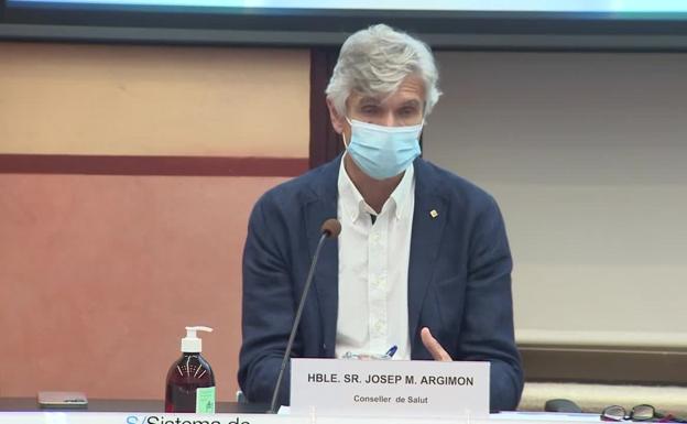 Cataluña recupera las cuarentenas para los contactos estrechos, estén o no vacunados