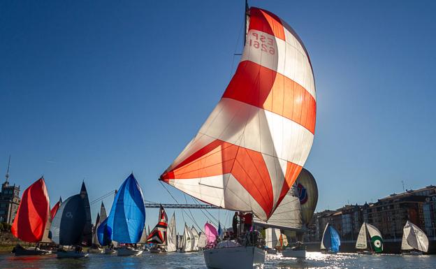 La magia de la Regata del Gallo vuelve al Puente Colgante