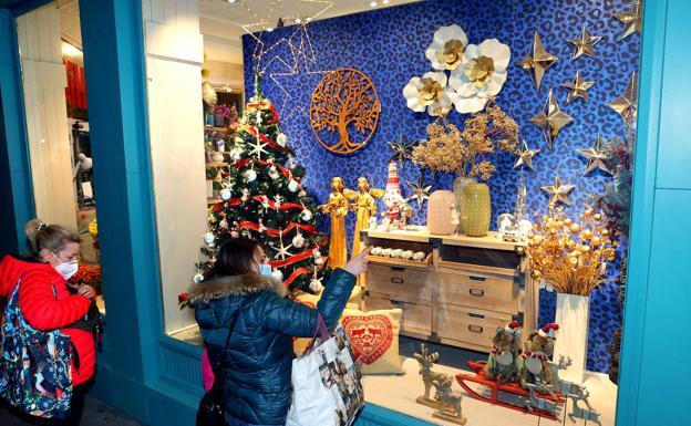 Cartas, belenes y magia animan el comercio en los barrios