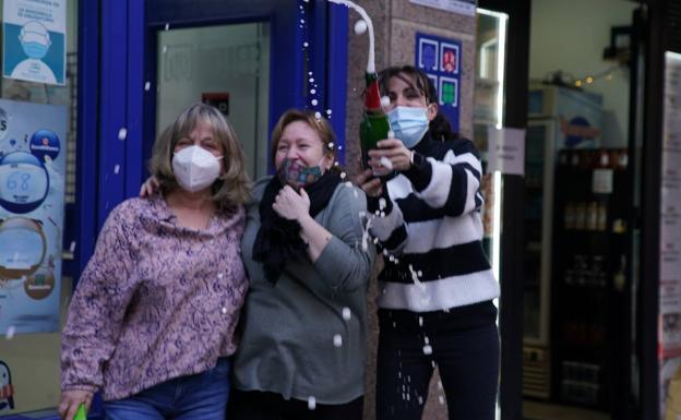 El 42833, un cuarto premio muy repartido, sonríe a Bilbao con 220.000 euros y a Llodio con 200.000 euros