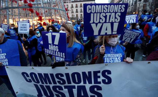 Los loteros se movilizan a las puertas del Teatro Real