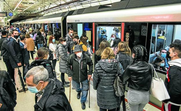 El metro ofrecerá servicios especiales de madrugada en Nochebuena y Nochevieja