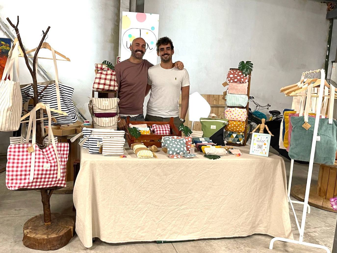La pareja del Casco Viejo que rescata los colores del verano con sus accesorios