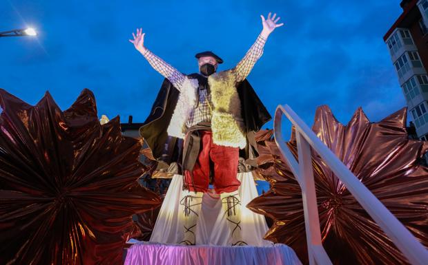 Olentzero y Mari Domingi ya pasean la magia de la Navidad por Vitoria