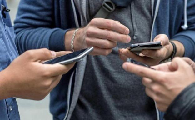 La generación 'muda': ¿por qué tus hijos sienten ansiedad al hablar por teléfono?