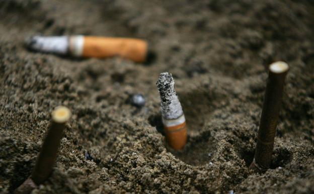 La multa que te caerá por fumar en la playa con la nueva ley de residuos