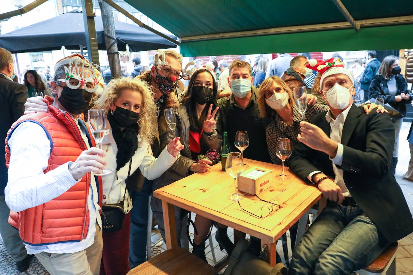 Poteo antes de Nochebuena en Bilbao con mascarilla obligatoria