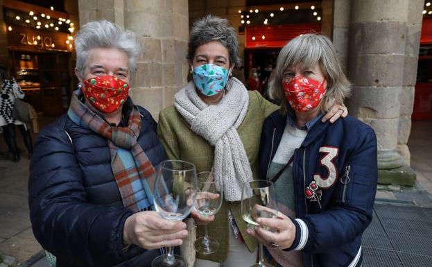 De poteo antes de Nochebuena con mascarilla obligatoria en la calle: «Es lo que hay»