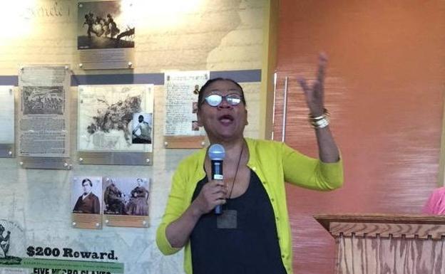 Bell Hooks idazle feminista hil da