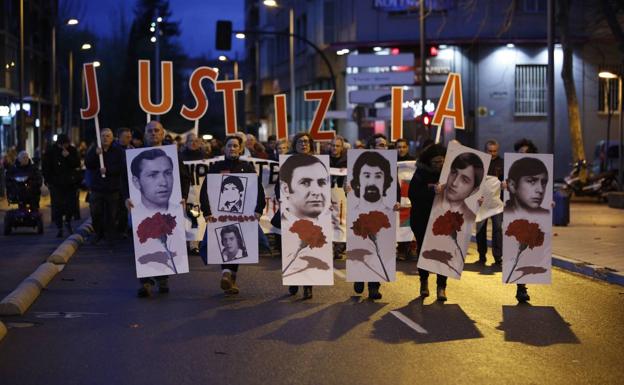 La suspensión del procesamiento a Martín Villa supone un «palo» pero «no una derrota» para el 3 de Marzo, que recurrirá