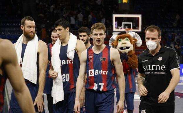 El Baskonia recupera a los enfermos pero pierde a Kurucs