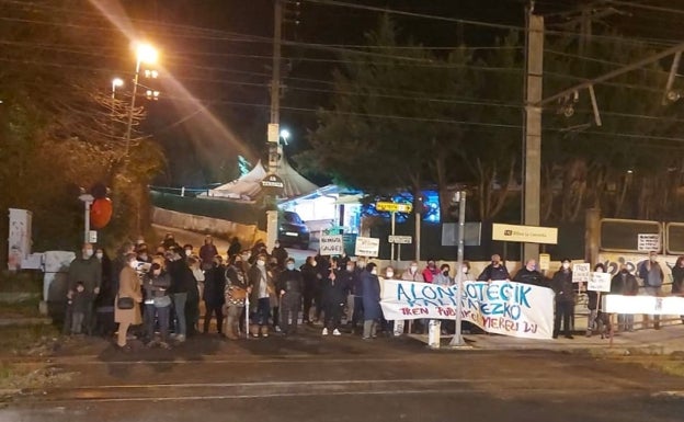 Vecinos de Alonsotegi se movilizan contra los problemas del tren en Las Encartaciones