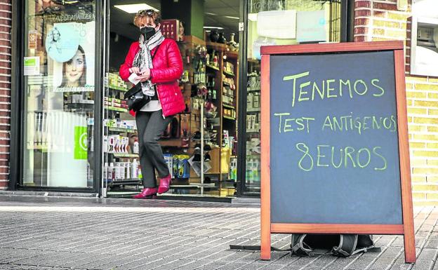 Las farmacias alavesas venden test de antígenos hasta un 60% más caros que hace un mes