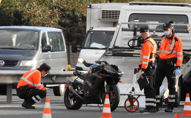 Muere un motorista de 43 años tras sufrir un accidente en la AP-8 a la altura de Amorebieta