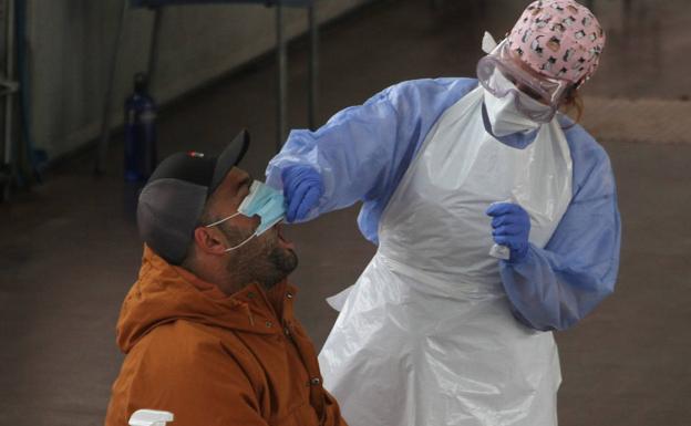 Ómicron se convierte en dominante y provoca ya el 70% de los nuevos contagios en Euskadi