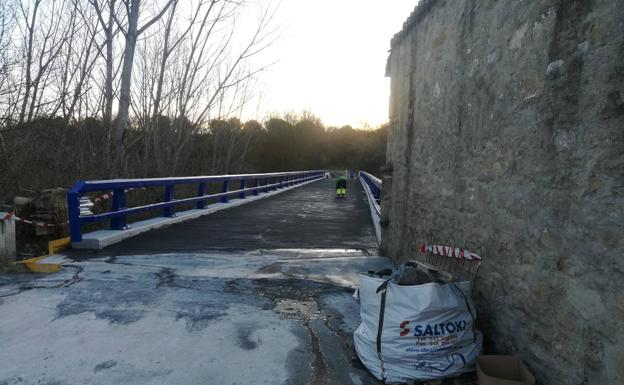 Malestar en Manzanos por el retraso en las obras del puente