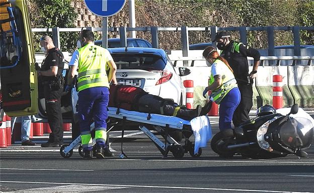 Herido un motorista en un choque en la rotonda de Romo