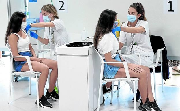 Expertos consideran que la cuarentena de siete días es como «hacerse trampas al solitario»