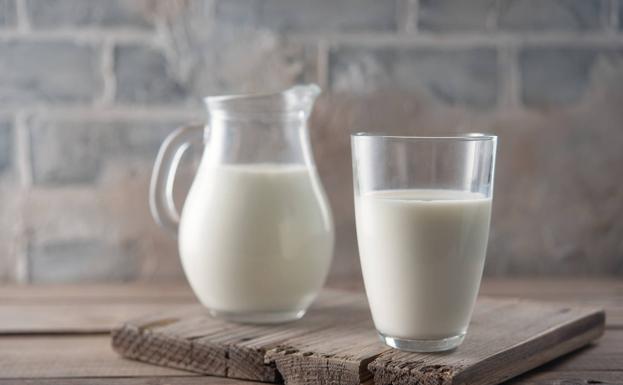 Euskal Herriko esne sektoreak elkarretaratzeak gauzatu ditu esnearen sektorearen larritasuna salatzeko