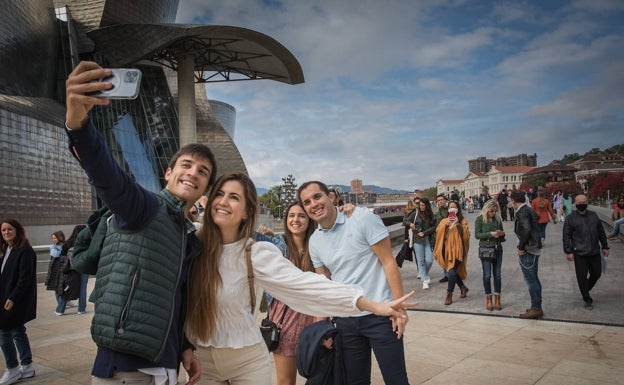 El Guggenheim supera sus expectativas con 215.000 visitantes más que en 2020