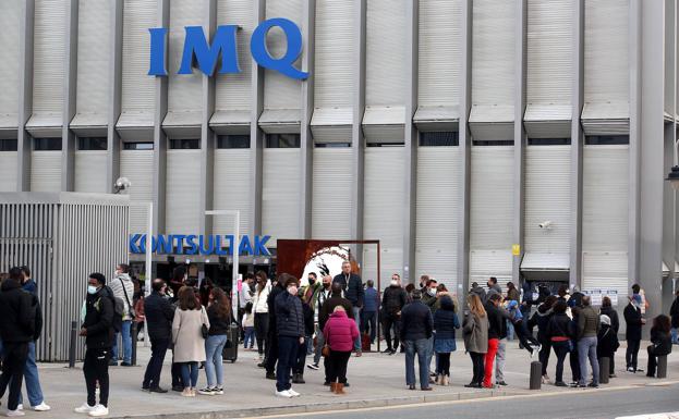 Las bajas obligan al IMQ a cerrar las Urgencias de la Virgen Blanca y concentrarlas en Zorrozaurre