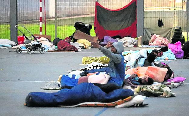 Vallan las canchas de Atxuri para evitar que duerman 'sin techo'