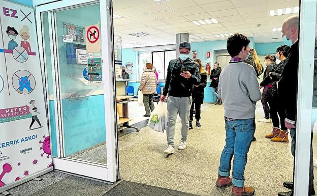 Osakidetza tira de sanitarios jubilados para los ambulatorios