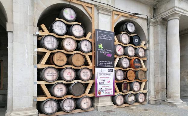 62 barricas forman un monumento al vino de Rioja Alavesa instalado en la plaza de España