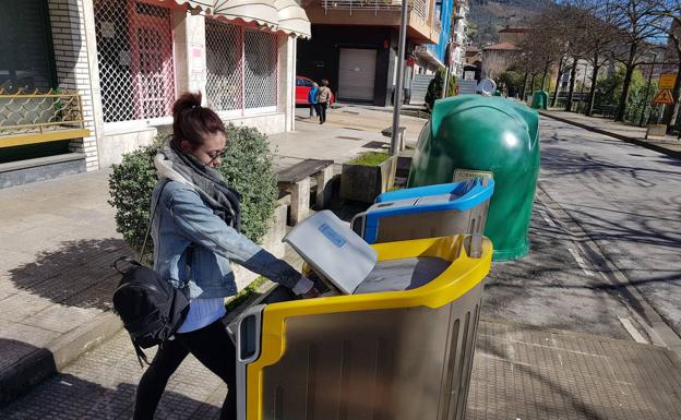 Llodio sigue sin cobrar al día las basuras y el alcantarillado