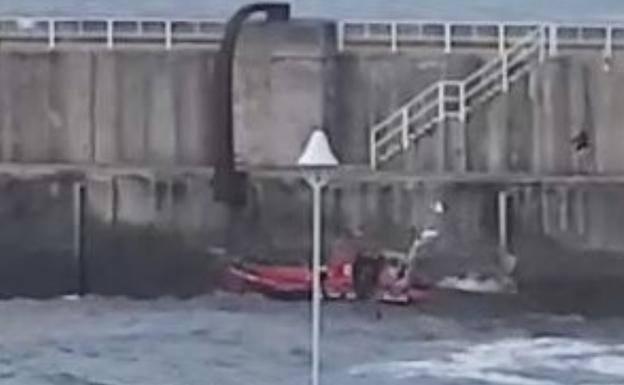 Cuatro jóvenes caen al mar en Luarca al ser arrastrados por una ola